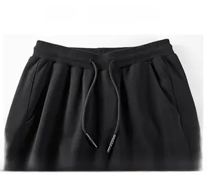 Détail du pantalon décontracté pour homme avec taille à cordon et imprimé texte grunge