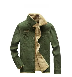 Dettaglio della giacca militare verde con calda fodera in pile e colletto antivento