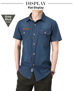 Détail d'une chemise en jean gris-bleu avec écusson brodé et doubles poches poitrine