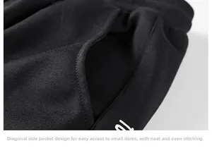 Détail des poches latérales et des coutures renforcées sur un pantalon de jogging noir
