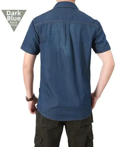 Vue arrière d'une chemise en jean de coton bleu-gris décontractée avec plis et pantalon cargo