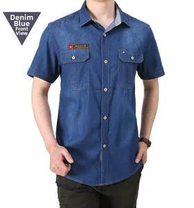 Gros plan de la chemise en jean avec boutons effet bois et étiquette fashion outdoor