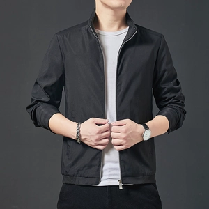 Veste décontractée noire pour homme avec col montant et t-shirt blanc de style classique