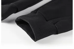 Vue détaillée des poignets côtelés et des coutures renforcées sur le pantalon de jogging