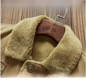 Dettaglio della giacca invernale in tela kaki con colletto in pile sherpa e bottoni metallici