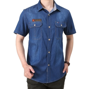 Chemise en jean à manches courtes pour homme bleu délavé avec deux poches poitrine
