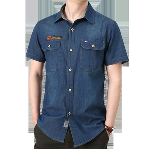 Chemise en jean bleue à manches courtes pour homme avec double poche et col rabattu