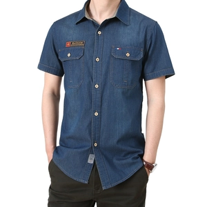 Chemise en jean bleu foncé à manches courtes pour homme avec col rabattu et poches