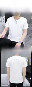 Λεπτομερής προβολή ανδρικού λευκού T-shirt με στρογγυλή λαιμόκοψη και απαλό βαμβάκι