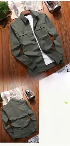 Dettaglio di camicia da lavoro da uomo in cotone verde oliva con doppie tasche e stile vintage
