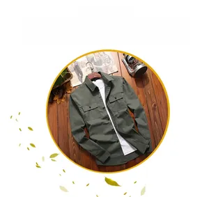 Dettaglio camicia di cotone verde militare con trama fitta e tasche sul petto