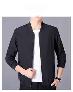 Détail de la veste bomber noire avec col montant côtelé et fermeture éclair métallique lisse