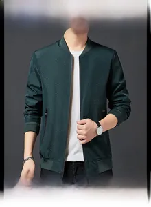Détail d'une veste homme vert foncé montrant le tissu en maille respirante et les finitions