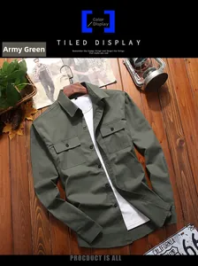 Piatto di una camicia cargo verde militare con tasche su un pavimento in legno
