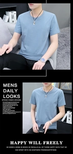 Λεπτομερής προβολή ανδρικού γαλάζιου T-shirt με στρογγυλή λαιμόκοψη και αξεσουάρ