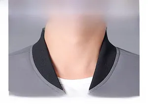 Détail de veste grise pour homme avec col en maille côtelée noire et fermeture éclair en métal