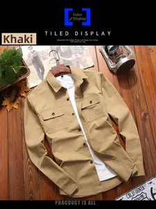 Camicia cargo da uomo in cotone kaki con doppie tasche sul petto su sfondo di legno