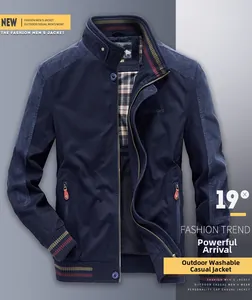 Detailansicht der dunkelblauen Outdoor-Jacke mit gestreiftem Rippkragen und Stickerei