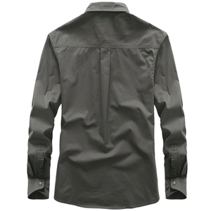 Vue arrière de la chemise de travail olive foncé pour hommes avec pli d'aisance