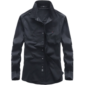 Détail de la broderie Free Spirit et de la ligne rouge sur la chemise noire pour hommes