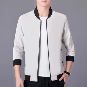Blouson bomber beige pour homme avec bordures côtelées noires et col montant élégant
