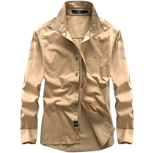 Détail d'une chemise en coton kaki avec broderie Free Spirit et boutons classiques