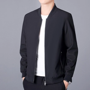 Veste aviateur noire classique pour homme avec col montant côtelé et fermeture éclair sur gris