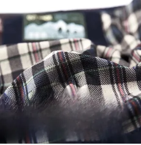 Detail des klassischen Schottenkaro-Innenfutters der Herrenjacke mit weicher Baumwolle