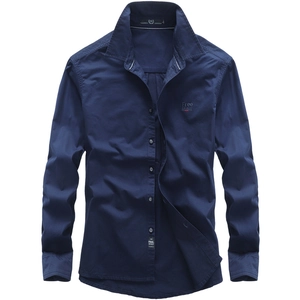 Détail de la broderie Free Spirit sur une chemise en coton bleu foncé pour hommes