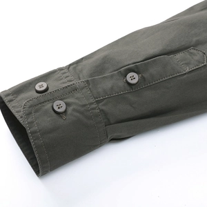 Détails macro des poignets de chemise en coton sergé vert armée avec double bouton réglable