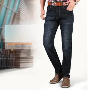 Dettaglio di jeans da uomo blu scuro a gamba dritta con lavaggio vintage e baffi