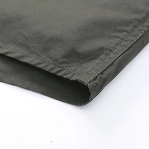 Détail du tissu en sergé de coton vert armée avec couture renforcée à double aiguille
