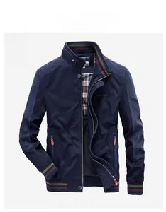 Flachliegende königsblaue Freizeitjacke mit Stehkragen, Streifenbesatz und Karofutter