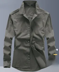 Détail d'une chemise décontractée vert armée avec broderie Free Spirit et col boutonné