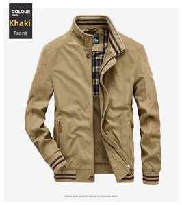 Khaki-Jacke mit gestreiften Rippbündchen, Kordschulterflicken und Stickerei im Detail
