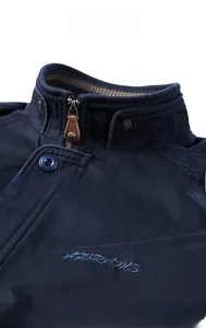 Detailansicht der dunkelblauen Stehkragenjacke mit Metallreißverschluss und Stickerei