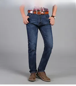 Dettaglio dei jeans dritti blu scuro da uomo con lavaggio vintage e baffature sulle cosce
