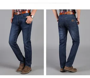 Dettaglio del classico tessuto denim blu scuro con lavaggio naturale su jeans dritti