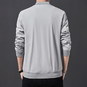 Veste décontractée grise légère pour homme avec maille respirante et bordures côtelées