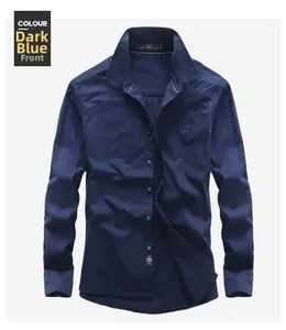 Détail d'une chemise de travail en coton bleu marine avec broderie Free Spirit sur la poitrine
