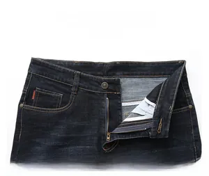 Dettaglio vita jeans blu scuro da uomo con cuciture in ottone e cerniera metallica