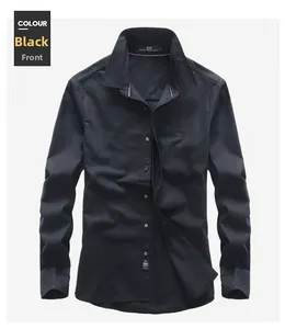 Détail d'une chemise noire à manches longues avec broderie Free Spirit sur la poitrine