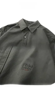 Détails de la chemise cargo en coton vert foncé avec broderie Free Spirit sur le col