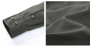 Détail du poignet d'une chemise en coton vert militaire avec trois boutons et tissu sergé