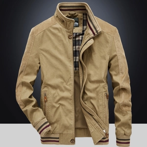 Khakifarbene Herren-Freizeitjacke mit Stehkragen, Cord-Patchwork und gestreiften Bündchen