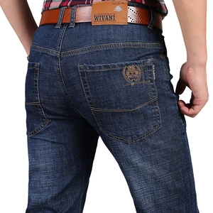 Jeans da uomo blu scuro dal taglio comodo con cintura in pelle e ricamo sulla tasca posteriore