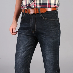 Jeans blu scuro da uomo dal taglio dritto con classica cintura in pelle marrone