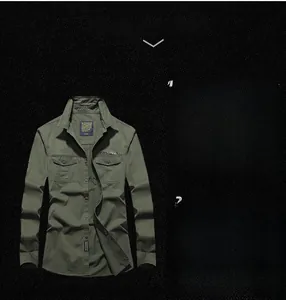 Détail de chemise militaire en coton vert armée avec deux poches à rabat et broderie