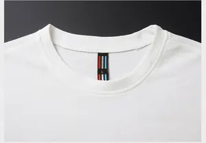 Gros plan du t-shirt blanc gaufré à col rond avec détail de l'étiquette rayée