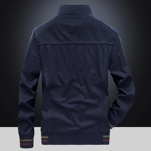 Rückansicht der dunkelblauen Herren-Freizeitjacke mit Stehkragen und gestreiften Bündchen